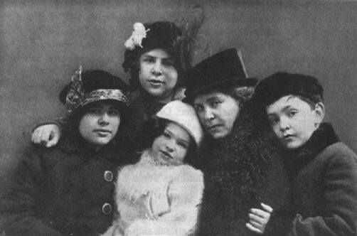 Raisa Adler y sus hijos en 1914